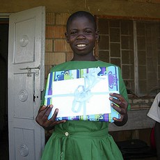 jente-med-gave-fra-fadder.jpg jente-med-gave-fra-fadder.jpg