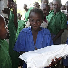 spent-gutt-medd-gave-fra-fa.jpg spent-gutt-medd-gave-fra-fa.jpg