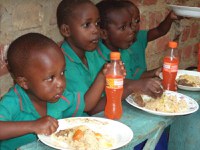 Julegave til barn i Uganda